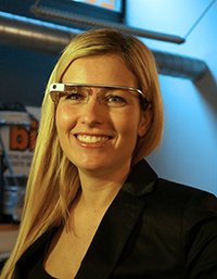 bigFM-Moderatorin Susanka Bersin mit Google Glass (Bild: bigFM)