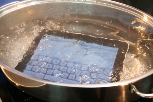 Trotz aller Erwartungen geht das iPad nicht gleich aus, sondern fühlt sich im 100 Grad heißen Wasser pudelwohl.