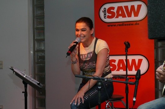 Julia Neigel beim Hörerkonzert im Juli in der radio SAW-Musikredaktion