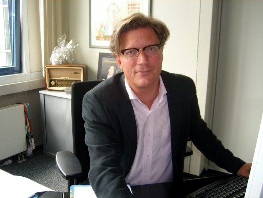 hr1-Programmchef Andreas-Peter Weber (2006-2011) an seinem Schreibtisch