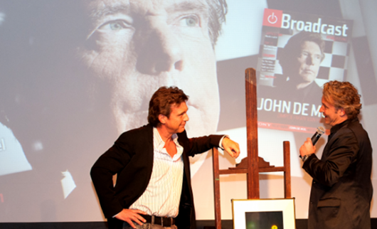 John de Mol (links) erhält den "Broadcaster of the Year 2011 Award" von RTL 4 PD Erland Galjaard (rechts), in Hilversum am 19. Januar 2012 (Bild: Broadcast Magazine / Maud Berger) 