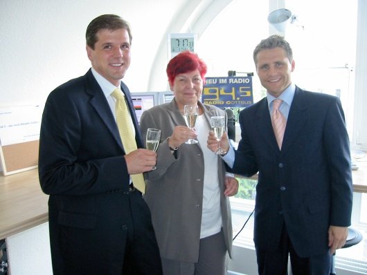Sendestartfoto vom 1.8.2002 Olaf Hopp, Karin Rätzel und Stephan Schwenk