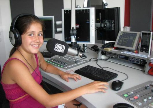  Wer wie Antonia aus Nürnberg gerne Gong 97.1-Mikrofonkind werden will, kann sich jetzt im Internet dafür bewerben: www.Gong971.de