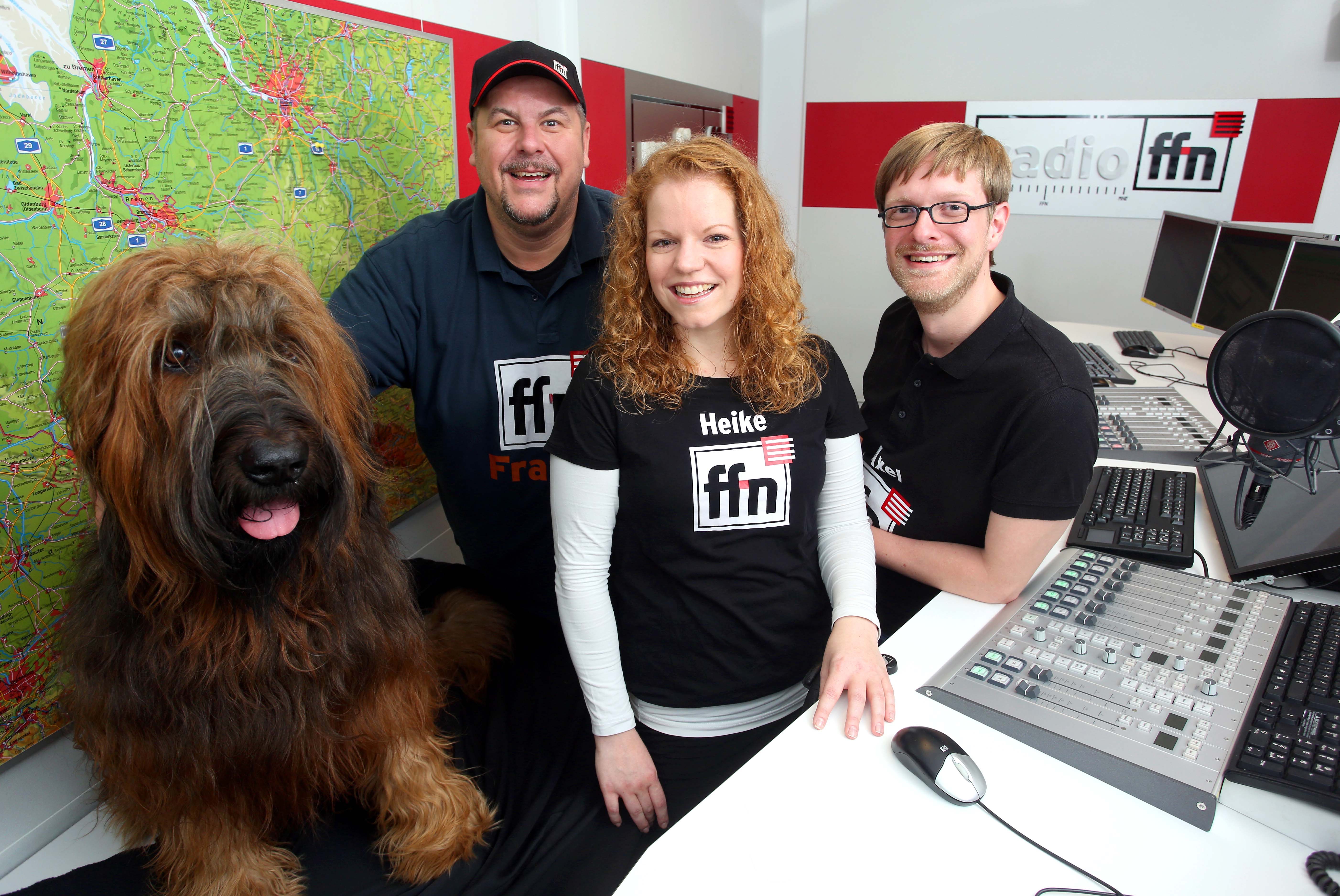 Franky, Axel Einemann und Heike Klimmek mit ffn-Studiohund Bizkit. Foto: ffn