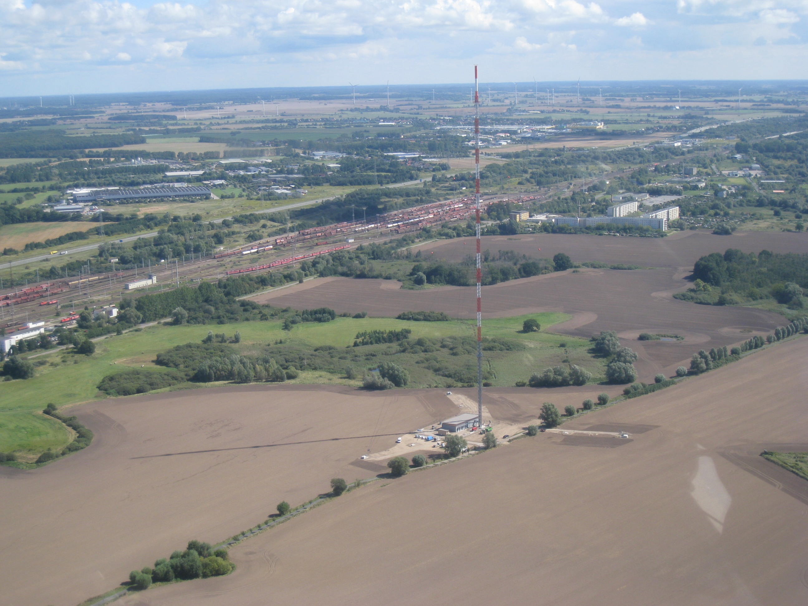 Der im September 2014 eingeweihte Senderstandort in Rostock-Toitenwinkel sendet seit 1.9.2014 auch die Digitalradio-Programme des bundesweiten Programmangebotes aus. Damit ist auch die beliebte Ostsee-Urlaubsregion mit Digitalradio versorgt. Bildquelle: Deutsche Telekom