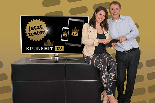 Dani Linzer und Meinrad Knapp präsentierten das neue KRONEHIT tv (Bild: KRONEHIT)