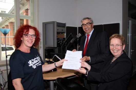 v.l.n.r.: Grit Hasselmann (Programmchefin), Jochen Fasco und Ulrike Köppel (Vereinsvorsitzende)