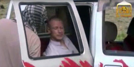 Szene von der Frei­las­sung des US-Soladaten Bowe Berg­dahl (Screen­shot aus einem Taliban-Video bei YouTube)