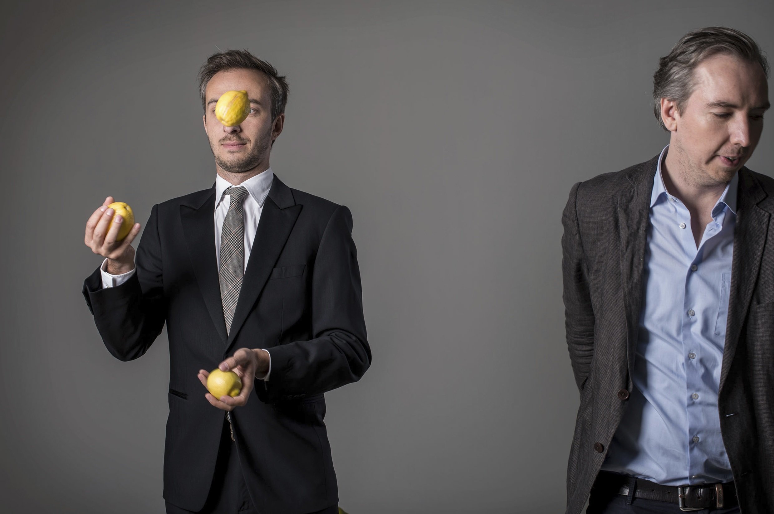Jan Böhmermann (hier mit Zitronen jonglierend) und Olli Schulz moderieren – üblicherweise – "Sanft & Sorgfältig". Bild: rbb/Jens Oellermann