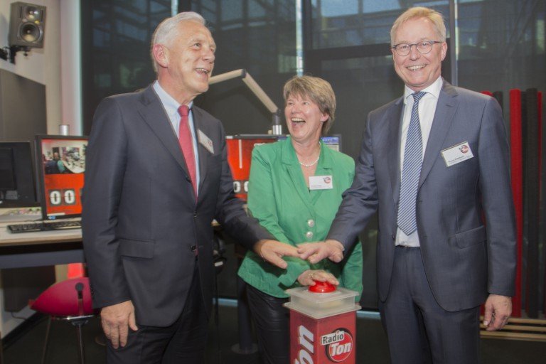 Der Oberbürgermeister der Stadt Heilbronn, Harry Mergel, die Geschäftsführerin von Radio Ton, Christine Rupp und der Verleger der Heilbronner Stimme, Tilmann Distelbarth drücken den „Red Button“.
