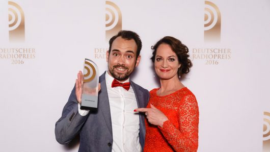 Dominik Schottner freut sich mit Laudatorin Natalia Wörner (Bild: ©Deutscher Radiopreis)