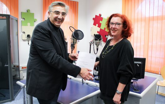 TLM-Direktor Jochen Fasco übergibt den Fördermittelbescheid in Höhe von 122.000 Euro an Radio LOTTE Weimar-Programmchefin Grit Hasselmann
