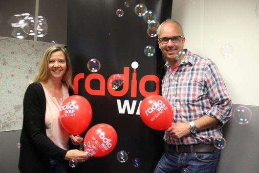 Die Radio WAF Moderatoren Ina Atig und Markus Bußmann freuen sich über die höchsten Einschaltquoten seit dem Sendestart 1992.