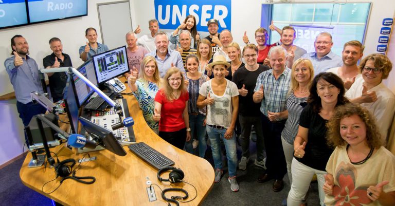 Das Funkhaus-Team um Geschäftsführer Walter Berndl (Mitte) freut sich über die steigenden Hörerzahlen. (Foto: Thomas Jäger)
