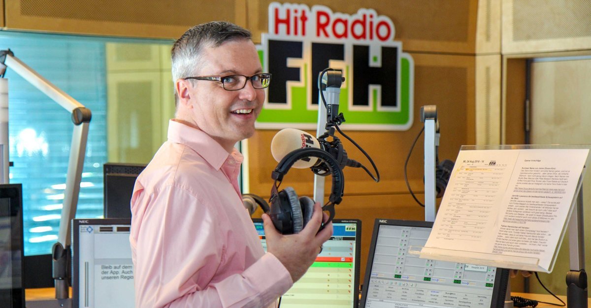 HIT RADIO FFH-Moderator Johannes Scherer (44) tourt seit 15 Jahren als Comedian mit Solo-Programmen durchs Land – am 23. September spielt er seine einmalige Jubiläumsshow im Südbahnhof in Frankfurt.