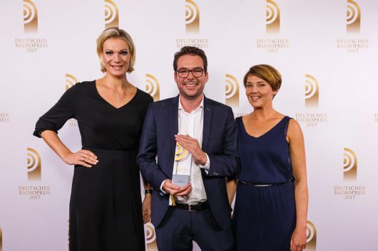 Laudatorin Maria Höfl-Riesch hat den Preis für die "Beste Programmaktion" an Philipp Goewe und Melanie Fuchs von N-JOY überreicht. (Bild: Deutscher Radiopreis/Morris Mac Matzen)