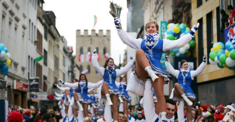 Karneval in Köln: Rosenmontagszug 2018 (Bild: © WDR/dpa/Berg)