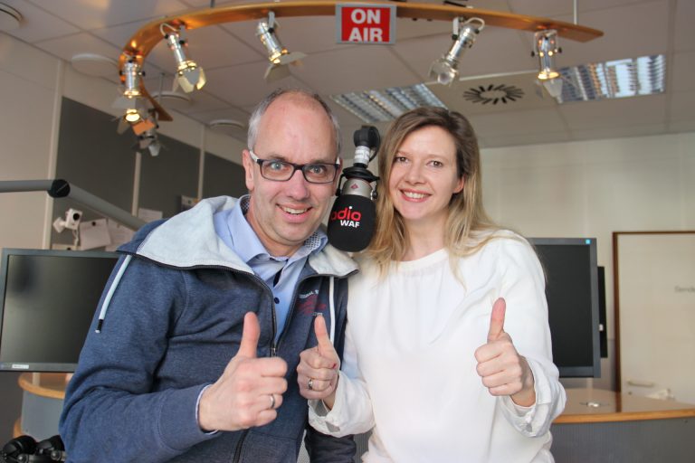 Daumen hoch für den großen Erfolg des Senders: die beiden Radio WAF-Frühmoderatoren Markus Bußmann (l.) und Ina Atig (r.) (Bild: ©Radio WAF)