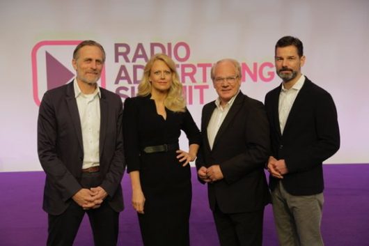Barbara Schöneberger mit Lutz Kuckuck (Radiozentrale), Oliver Adrian (AS&S Radio) und Matthias Wahl (RMS) (Bild: © C.Langer)
