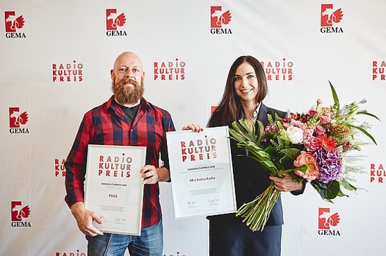 Thomas Müller (Programmchef PULS) und Bettina Taheri-Zacher (Musikchefin SR 2 KulturRadio) nahmen den Radiokulturpreis für ihre Sender entgegen (Bild: GEMA)