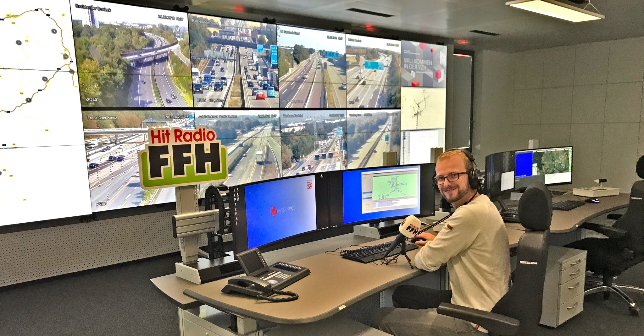 Nils Grunwald in der neuen Verkehrsleitzentrale (Bild: HIT RADIO FFH)
