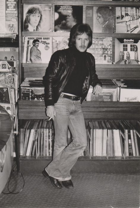 Radiolegende Jürgen Herrmann im Plattenladen in MünchenSchwabing, Mitte 1974 (Bild: BR/privat)