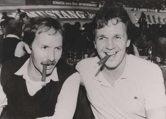 Jürgen Herrmann und Fritz Egner in der AZ Ehrengast Loge beim Münchner 6-Tage Rennen, 1980er Jahre (Bild: BR/privat)