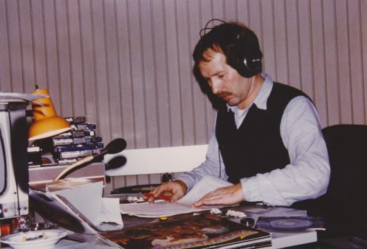 Radiolegende Jürgen Herrmann bei der Moderation im Sendekomplex 3 im BR Funkhaus in den 1980er Jahren (Bild: privat)