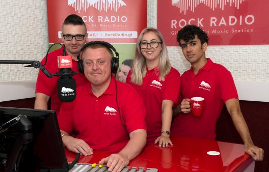 Neil James mit KollegInnen (Foto: Rock Radio Gibraltar) 