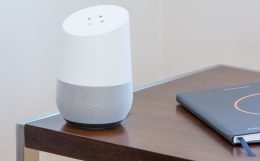 Der Smart Speaker von Google: Google Home (Bild: Thomas Kolnowski on Unsplash)