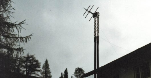 Die Sendeantenne von Radio Eisack an der Enzianhütte/Zirog. Von dieser Antenne empfingen Jürgen und Jo auf der UKW-Frequenz 102,8 MHz Radio Eisack in München - die Sendeleistung betrug ca. 300 Watt. (Bild: ©Jürgen von Wedel)