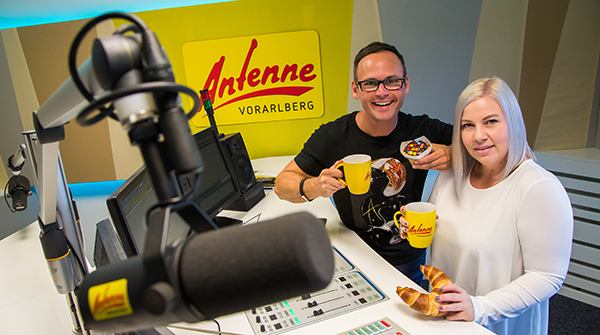 Martin Veith und Sandra vom ANTENNE VORARLBERG Frühstücksradio im Studio (Bild: ©ANTENNE VORARLBERG)
