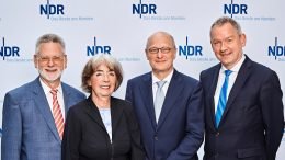 Ulf Birch (Vorsitzender NDR Verwaltungsrat), Dr. Cornelia Nenz (Vorsitzende NDR Rundfunkrat), Joachim Knuth (zukünftiger NDR Intendant) und Lutz Marmor (aktueller NDR Intendant) / (Bild: © NDR/Hendrik Lüders)