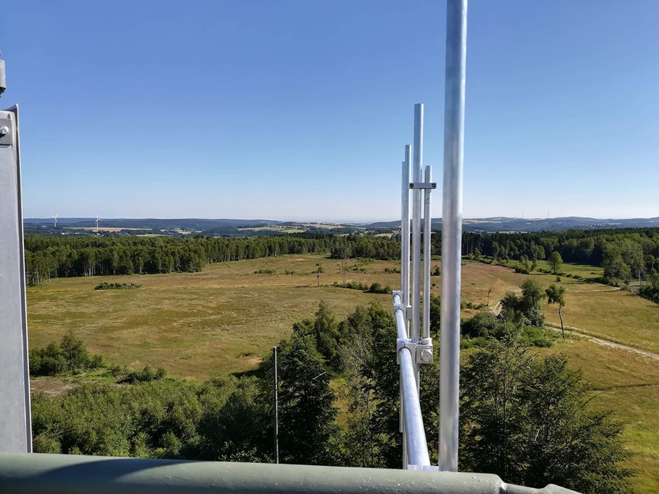 Blick vom Funkturm mit Antenne ueber das Sendegebiet (Bild: ©Eifeler Radiotage)