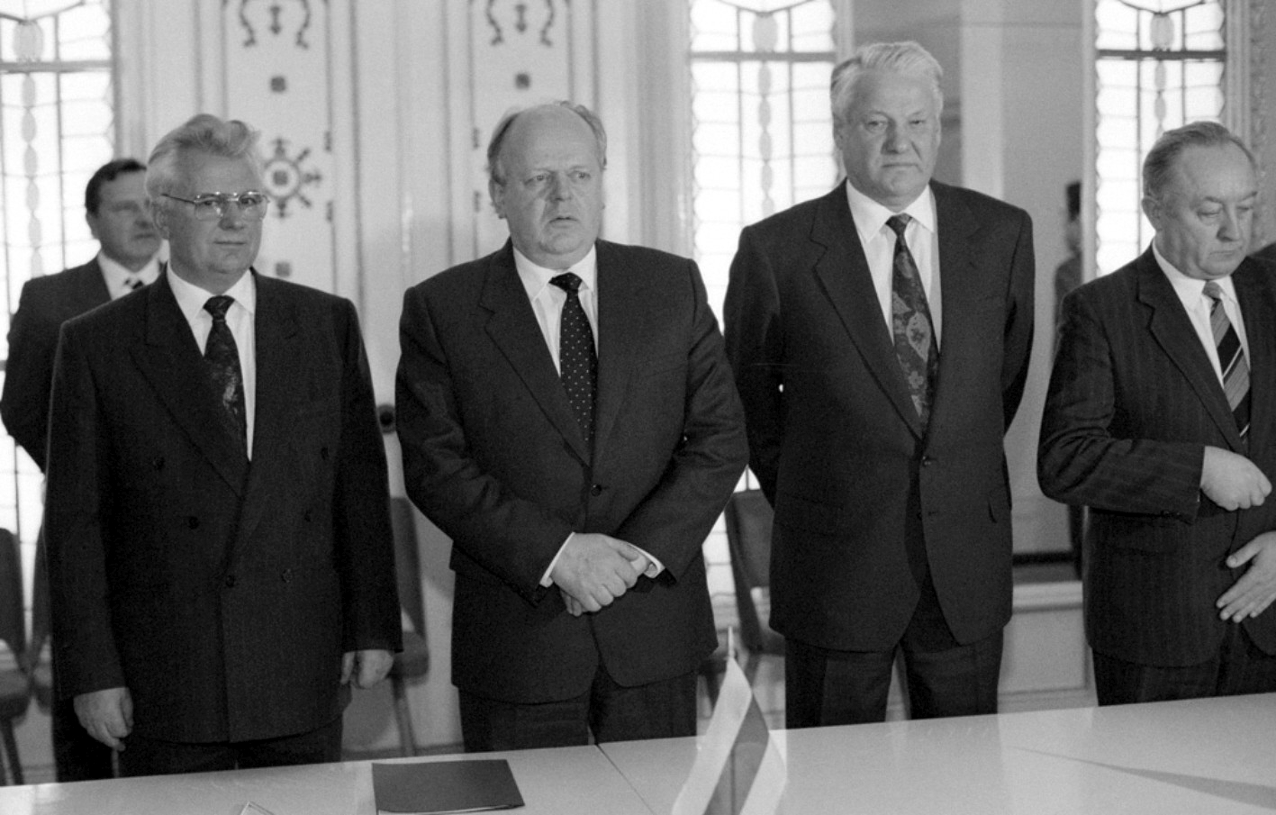 Am 8. Dezember 1991 unterzeichneten Boris Jelzin (2. von rechts), Leonid Krawtschuk (links) und Stanislaw Schuschkewitsch (Mitte), den sogenannten Vertrag von Minsk bzw. die Vereinbarungen von Beloweschskaja Puschtscha. (Foto: RIA Novosti archive, image #52076 / Yuriy Ivanov / CC-BY-SA 3.0)