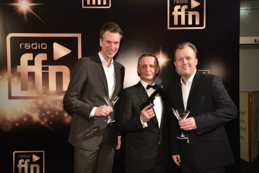 Tobias Lammert; WDR Geschäftsbereichsleitung Marketing & Vertrieb; James Bond; Christian Schröder, WDR Verkaufsleiter (Bild: ©ARP/SCHEFFE)
