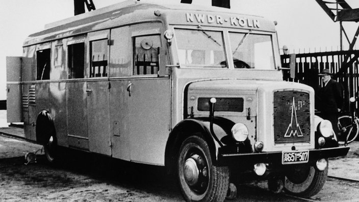 Einer der ersten Hörfunk-Übertragungswagen des NWDR ca.1950 im Duisburger Hafen. (Bild: ©WDR/Stadt Duisburg)