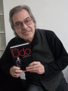 Christian Simon mit seinem Buch "Ich, Udo" (Bild: Privatarchiv Christian Simon)