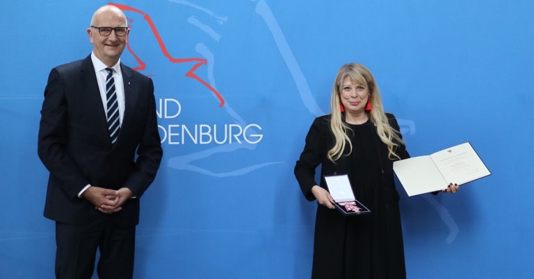 Ministerpräsident Dr. Dietmar Woidke und BB RADIO-Geschäftsführerin Katrin Helmschrott (Bild: ©Volker Tanner/Staatskanzlei)