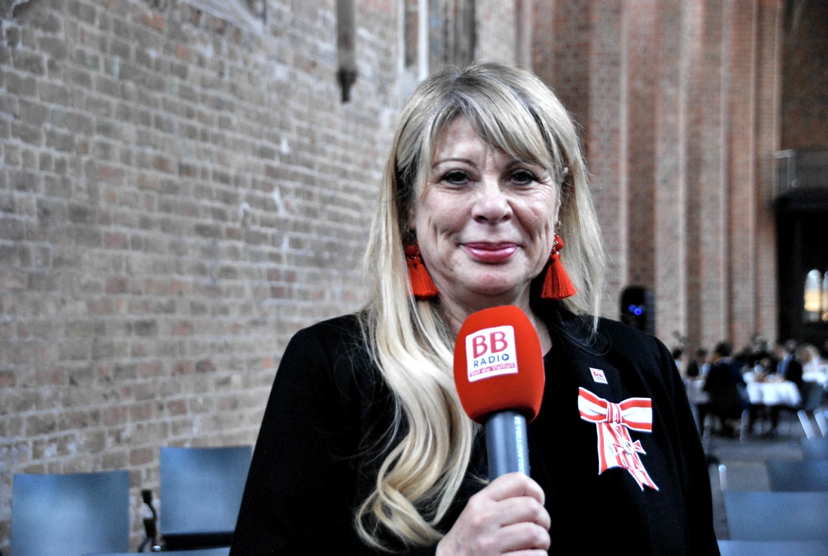 Katrin Helmschrott mit Verdienstorden (Bild: Kerstin Stooff/BB RADIO)