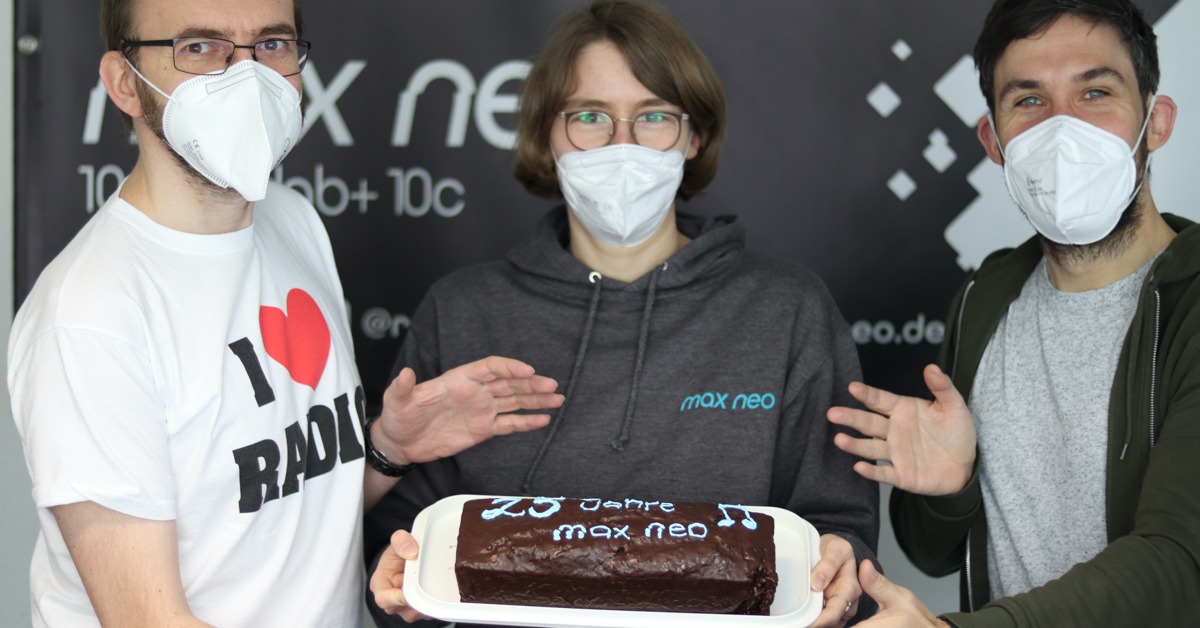 max neo feiert Geburtstag: Dietmar Noll, Lena Schnelle und Programmleiter Konni Winkler (Bild: max neo)