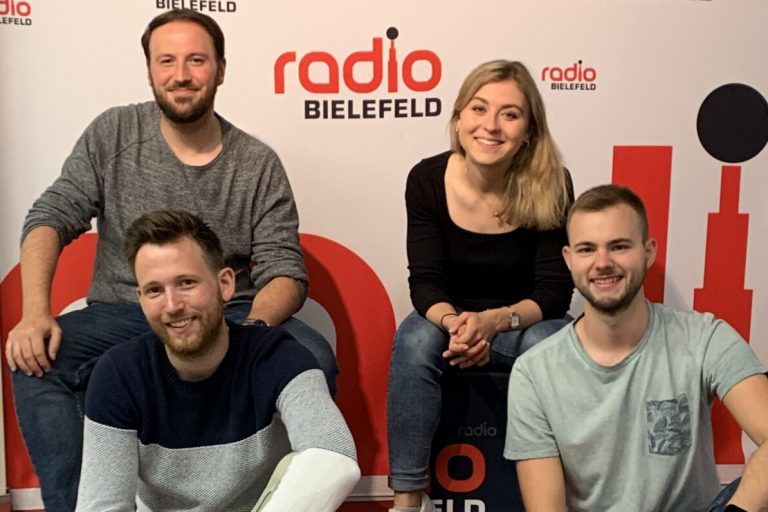 Das Frühteam von Radio Bielefeld ist happy über Platz 1 in NRW: Sebastian Wiese (links oben) und Timo Teichler (links unten) sowie Friederike Hoffmann (rechts oben) und Jonas Becker (rechts unten) (Bild: ©Radio Bielefeld)