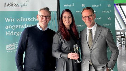 Felix Kovac, Julia Schutz und Tobias Schmid-beim DAB Sendestart im Rheinturm Düsseldorf (Bild: Marek Schirmer)