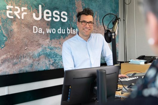ERF Jess-Leiter und Moderator Tobias Schier (Bild: ERF)