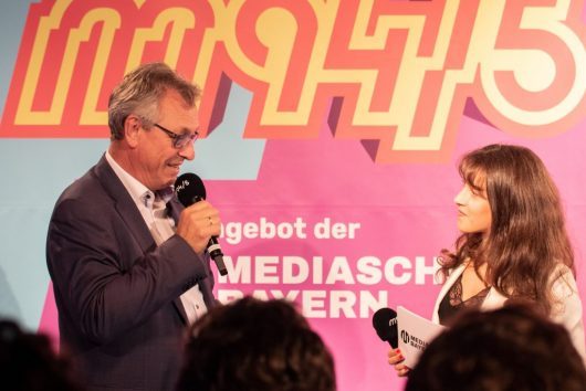 Siegfried Schneider, damals Präsident der Bayerischen Landeszentrale für neue Medien, 2018 im Studio von M94.5, einem der Kanäle der MEDIASCHOOL BAYERN