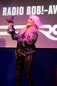 Doro nimmt den RADIO BOB! Award für ihr Lebenswerk entgegen. (Bild: © RADIO BOB!)