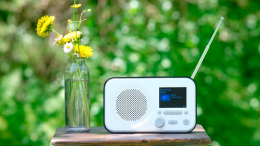 Ein DAB+ Radio im Garten für den portablen Empfang. (Bild: ©BR/Petra Decker)