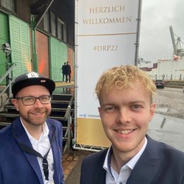 Daniel Hobein und Christopher Deppe beim Deutschen Radiopreis 2022 (Bild: © RADIOSZENE)