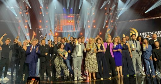 Alle Gewinnerinnen und Gewinner des Deutschen Radiopreises auf der Bühne (Bild: © RADIOSZENE)