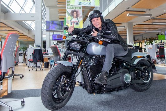 Stefan Frech parkt seine Harley direkt vor seinem Arbeitsplatz (Bild: FFH)